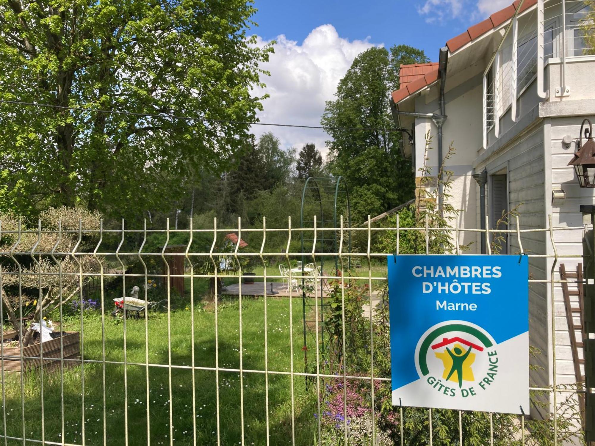 "Aux Chants Des Oiseaux" Domaine De La Renardiere Les Grandes-Loges エクステリア 写真